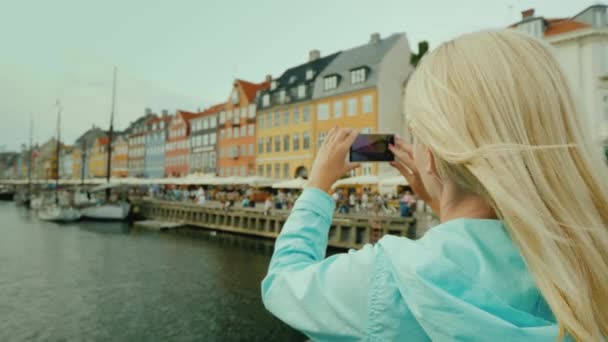 Turistické fotografie slavné domy na kanál Nyhavn. Turistika v Dánsku koncepce — Stock video