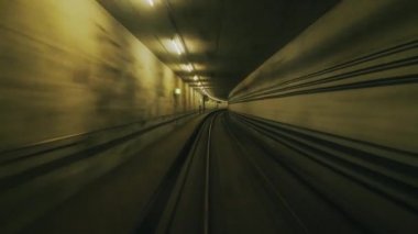 Kare Metro'ya POV görünümü. Dairesel bir tünel hareketinde bir hipnotik etkisi yaratır