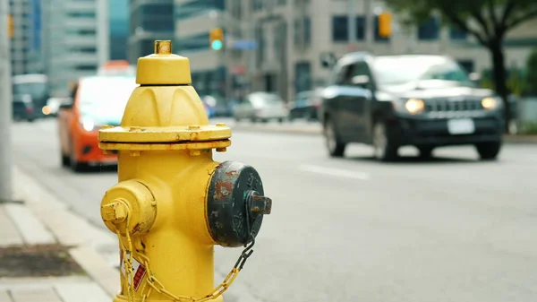 Fire hydrant in the background of a busy street in Toronto — Stock Photo, Image