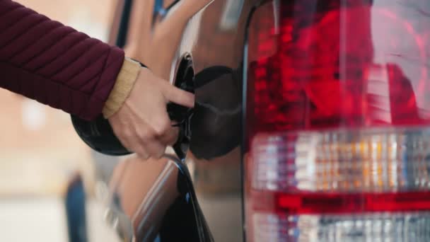 Una mujer está corriendo su coche negro — Vídeos de Stock