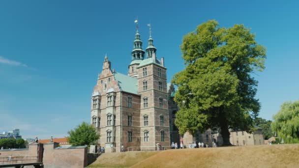 Rosenborg - de voormalige residentie van de Deense koningen, gebouwd op bevel van koning Christiaan Iv aan de rand van Kopenhagen in 1606-1624 — Stockvideo