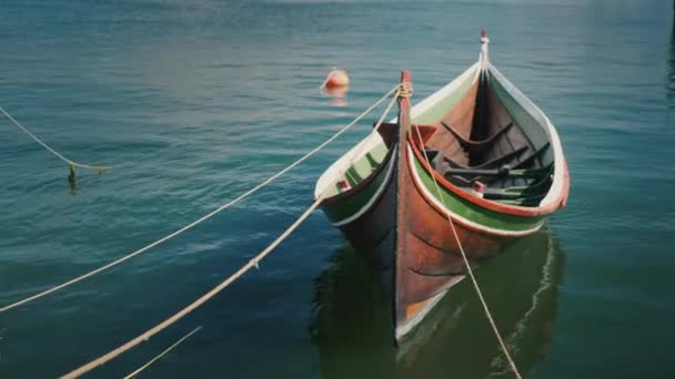 Деревянная лодка пришвартовалась у берега — стоковое видео
