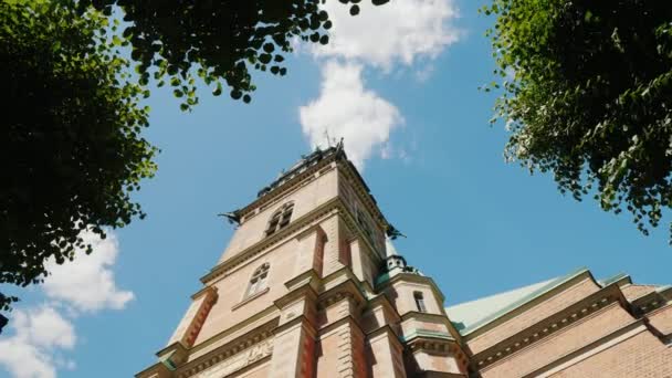 Uitzicht vanaf de onderkant van de Duitse kerk in het centrum van Stockholm. Op zijn project is de beroemde Duitse architect Carl Julius Rushdorf. — Stockvideo