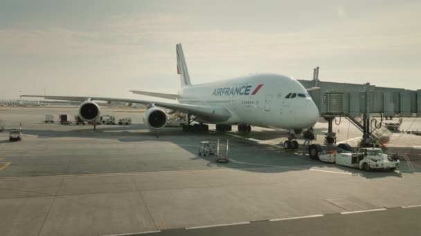 París, Francia, Aeropuerto Charles de Gaulle, septiembre de 2018: Airliner company AirFrance se prepara para la salida. Vista desde la ventana del terminal — Vídeos de Stock