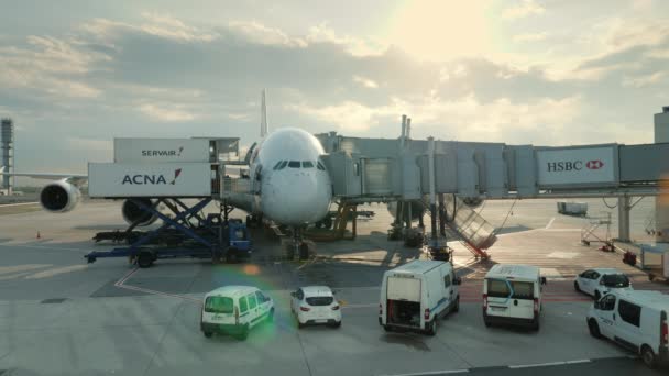 París, Francia, Aeropuerto Charles de Gaulle, septiembre 2018: Servicios aeroportuarios preparan el avión para el vuelo — Vídeos de Stock