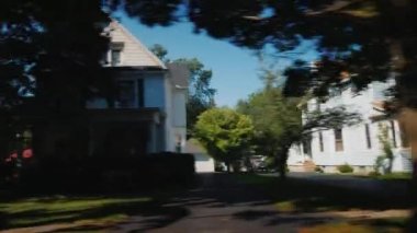 Tipik Amerikan banliyöleri boyunca sür. Arabanın penceresinden ahşap evleri ve düzgün çimenleri görebilirsin.