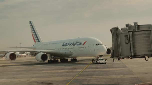 Paris, França, Aeroporto Charles de Gaulle, setembro 2018: Air Frances enorme avião se prepara para a partida — Vídeo de Stock