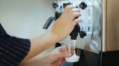 Kadın buz ve şarap bir bardak - eğik çizgi dayalı bir içki dökülen.