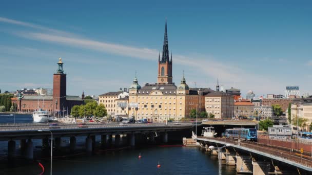 Güneşli bir günde Stockholm manzarası, metro treni tünelden ayrılıyor. — Stok video