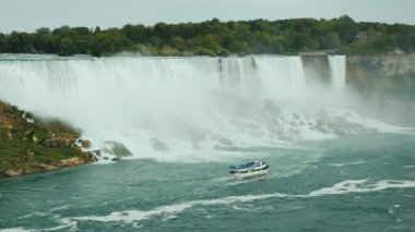 Niagara Falls bulutlu bir günde. Kanada yan görünüm