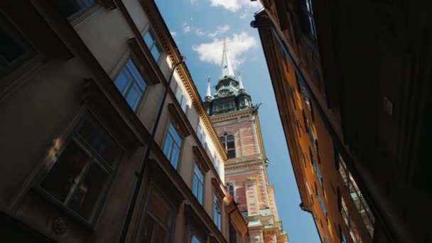 Uitzicht vanaf de onderkant van de Duitse kerk in het centrum van Stockholm. Op zijn project is de beroemde Duitse architect Carl Julius Rushdorf. — Stockvideo