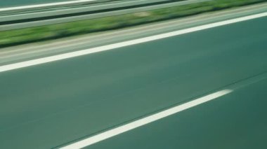 Hızlı bir şekilde gitmek çerçevede karayolu üzerinde yol işaretleri yanıp söner