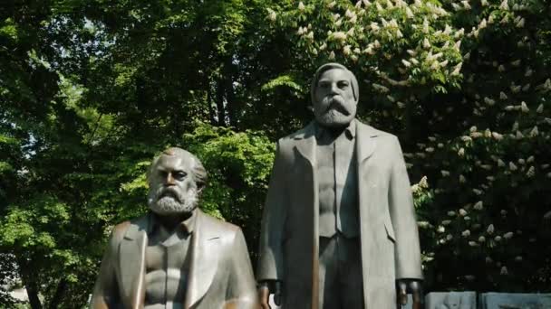 Берлин, Германия, май 2018 года: Памятник Карлу Марксу и Фридриху Энгельсу в центре Берлина — стоковое видео