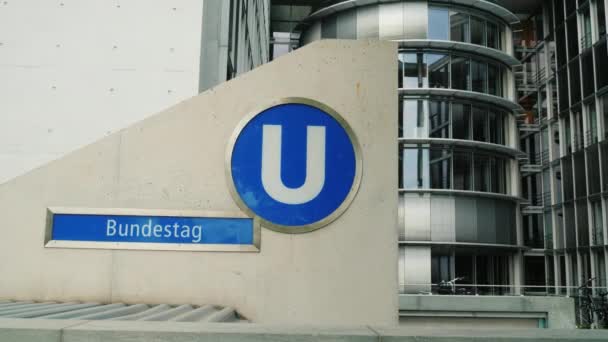 Берлін, Німеччина, травень 2018: Вказівник на станції метро Бундестагу в Берліні — стокове відео