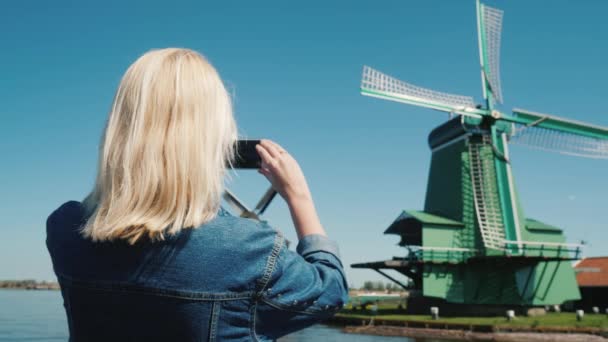 Turismo Holanda Uma Mulher Tira Fotos Moinhos Vento Antigos Zaans — Vídeo de Stock