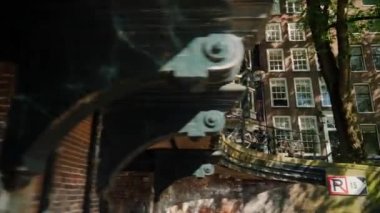 Amesterdam, Hollanda, Mayıs 2018: Amsterdam kanalda köprünün yüzmek. Şehrin eski kesiminde güzel mimari görünümünü. Kanallar üzerinde mavi yolculuk