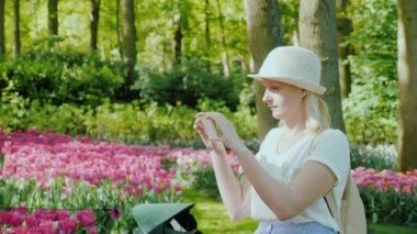 Ziyaretçi güzel çiçek yatak Keukenhof parkta Hollanda lale ile fotoğraf arşivi