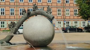 Wernigerode, Almanya, Mayıs 2018: Bir top şeklinde orijinal Çeşme, bir ağaç gövdesi ve heykelleri vardır. Almanya küçük şehirler