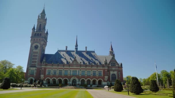 Haga, Holandia, maja 2018 r.: Pałac pokoju w Hadze, gdzie znajduje się siedziba Międzynarodowego Trybunału Sprawiedliwości — Wideo stockowe