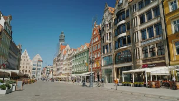 Wrocław, maja 2018: Chodzenie w pobliżu rynku głównego w wygodne polskiego Wrocławia. Steadicam strzał — Wideo stockowe