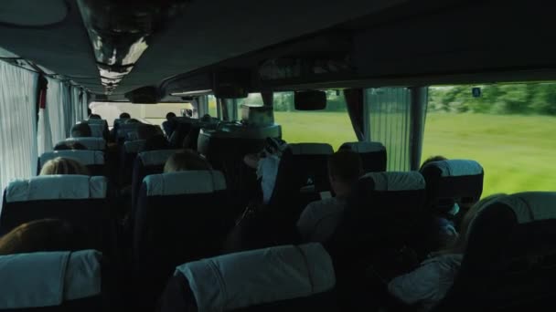 El autobús de enlace viaja a través de Alemania, los campos de canola son visibles fuera de la ventana . — Vídeo de stock