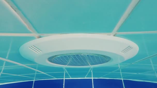 Uitrusting voor zwembaden: lantaarn voor zwembad verlichting, onderwater video. — Stockvideo