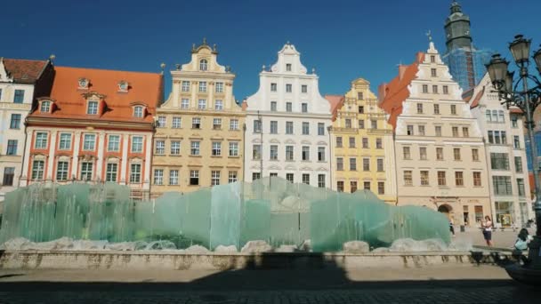 Wroclaw, Polonia, mayo de 2018: Hermosa fuente moderna en la plaza del mercado de Wroclaw en Polonia. En la pared de cristal fluye agua — Vídeos de Stock