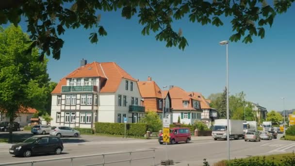 Wernigerode, Duitsland, mei 2018: De pittoreske straat van de Duitse stad Wernigerode. Een trein met toeristen rijdt langs de straat. Reizen naar kleine steden in Duitsland — Stockvideo