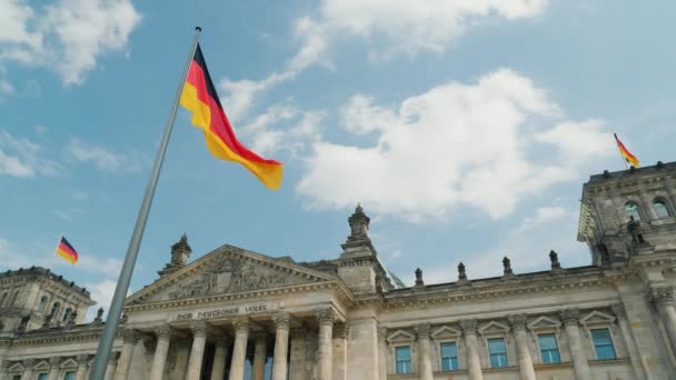 Ciel bleu printanier sur le bâtiment du Bundestag en Allemagne. Drapeaux allemands agitant dans le vent — Video