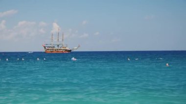 Gemi korsan yelkenli yelken denizde stilize. Karadeniz Kemer yakınındaki