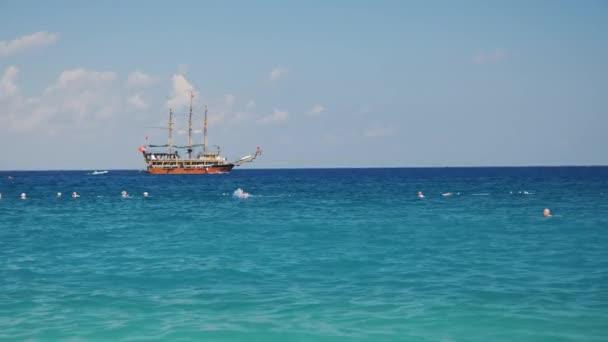 Gemi korsan yelkenli yelken denizde stilize. Karadeniz Kemer yakınındaki — Stok video