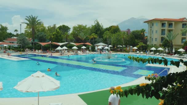 ケメル、トルコ、2018 年 6 月: トルコのホテルのスイミング プールと手入れが行き届いている領土。オールインクルーシブのシステムで快適な休憩のためのすべて — ストック動画