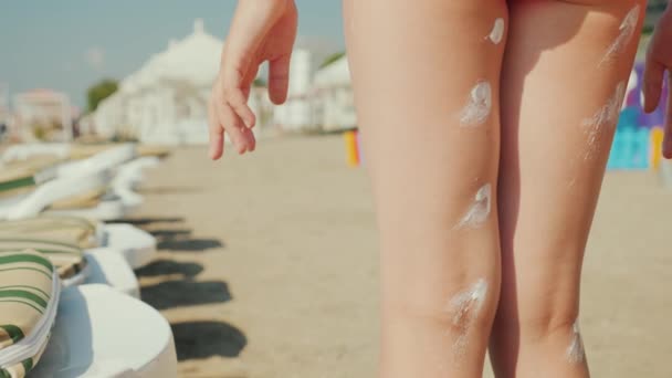 Appliquez de la crème solaire sur les jambes légères des bébés. Radioprotection solaire — Video