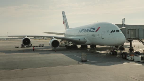 París, Francia, Aeropuerto Charles de Gaulle, septiembre 2018: Servicios aeroportuarios preparan el avión para el vuelo — Vídeos de Stock