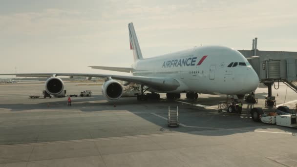 Flughafen Paris, Frankreich, Charles de Gaulle, September 2018: Flughafendienste bereiten das Flugzeug auf den Flug vor — Stockvideo