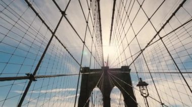 Ünlü Brooklyn Köprüsü. Gökyüzünde güneşin yüksek köprünün ayağı üzerinde yanacaktır. New York şehrinin sembolü