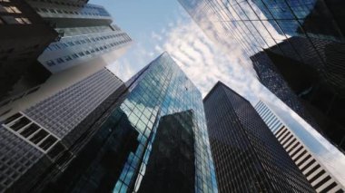 Şehir merkezindeki Manhattan, daha düşük açı ile dönme çekim tipik gökdelenler