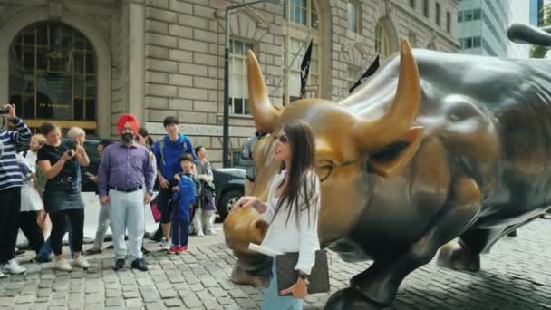 Нью-Йорк, США, Жовтень 2018: Пофотографувати туристів з відомих бик на Уолл-стріт. Статуя є одним із символів міста Нью-Йорк — стокове відео