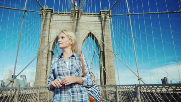 Turista mujer paseando tranquilamente por el puente de Brooklyn en Nueva York. Estados Unidos viajes — Vídeo de stock