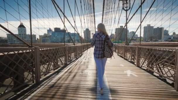 Kaygısız turist Brooklyn Köprüsü boyunca Brooklyn 'e doğru yürüyor. New York 'ta sabah — Stok video