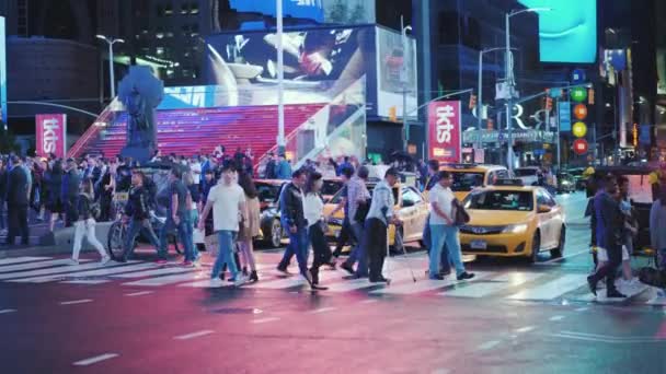 Nueva York, Estados Unidos, octubre de 2018: Una multitud de peatones cruzan la calle en Times Square. Las luces publicitarias resaltan la calle — Vídeos de Stock