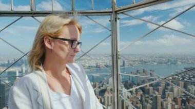 Güzel bir manzara New York şehri hayran genç bir kadın portresi