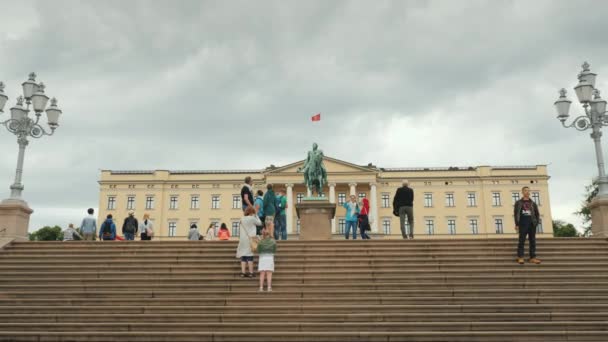 Oslo, Noorwegen, juli 2018: Beroemd gebouw van het koninklijk paleis In Oslo lopen toeristen in de buurt — Stockvideo