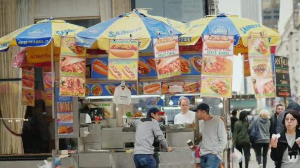 Nova York, EUA, setembro de 2018: Quiosques de fast food na rua Manhattan. As pessoas passam — Vídeo de Stock