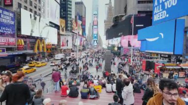 New York, ABD, Eylül 2018: Times Square New York. Çok sayıda turistin reklam, Amerika Birleşik Devletleri kalbinde parlak ışıkları hayranım.