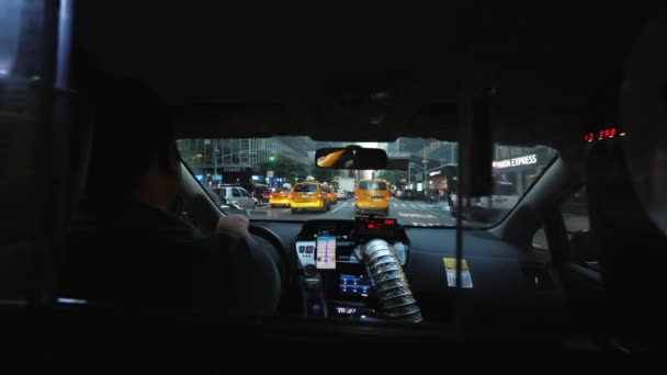 New York, USA, settembre 2018: Vista dal sedile del passeggero del famoso taxi giallo di New York — Video Stock