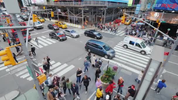 Nova York, EUA, setembro de 2018: Cruzamento movimentado com tráfego pesado e pedestres na famosa Times Square, em Nova York — Vídeo de Stock