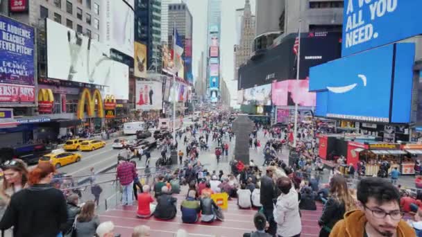 纽约, 乌萨, 2018年9月: 纽约时代广场。许多游客欣赏美国市中心广告的明亮灯光. — 图库视频影像