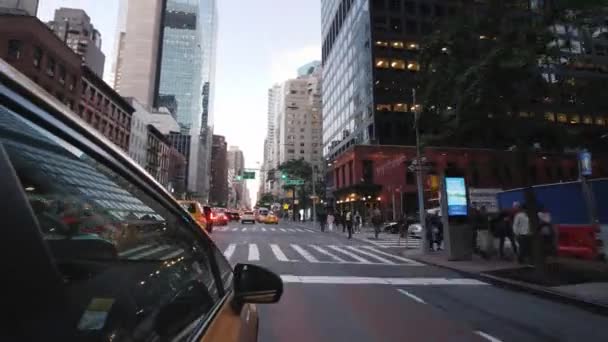 Nova York, EUA, setembro de 2018: Vista da janela do táxi de Nova York. A conduzir pelo centro de Manhattan. Timelapse vídeo — Vídeo de Stock