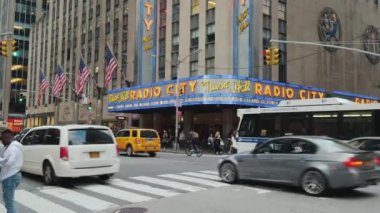 New York, ABD, Eylül 2018: Radio City Music Hall dış. Ön planda olan yoğun trafik ve yaya yol